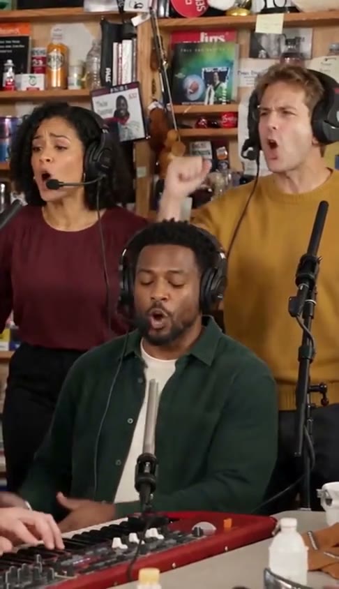 Closing demo frame with keyboardist and backing singers performing together
